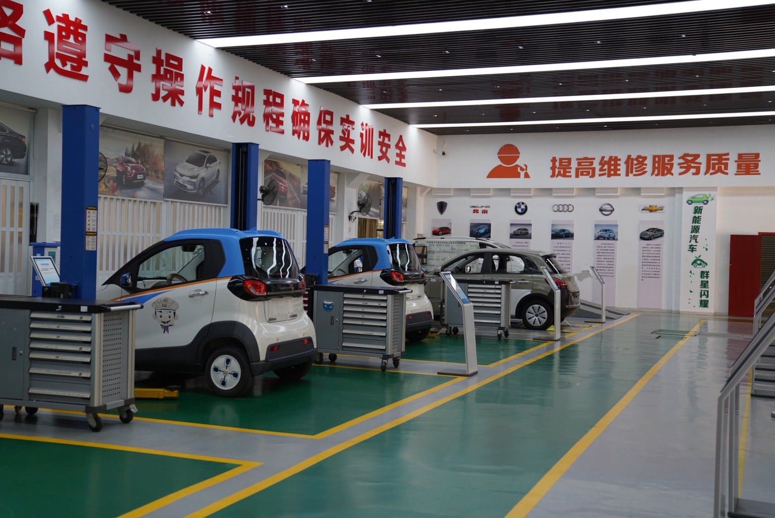 เจาะลึกเทคโนโลยียานยนต์ไฟฟ้าที่ Liuzhou Railway College