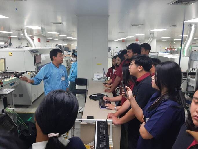 วิศวะฯ ม.หอการค้าไทย บุก L&#038;E เจาะลึกเทคโนโลยี Smart Lighting และระบบคลังสินค้าอัจฉริยะ