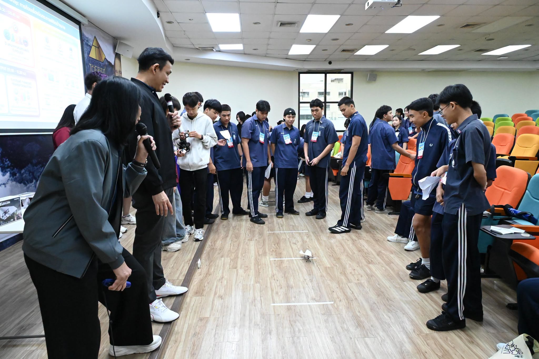 วิศวกรรมศาสตร์ UTCC จัด Campus Visit เปิดประสบการณ์นักเรียนราชวินิตมัธยม ผ่าน Workshop เครื่องบินกระดาษบังคับวิทยุ