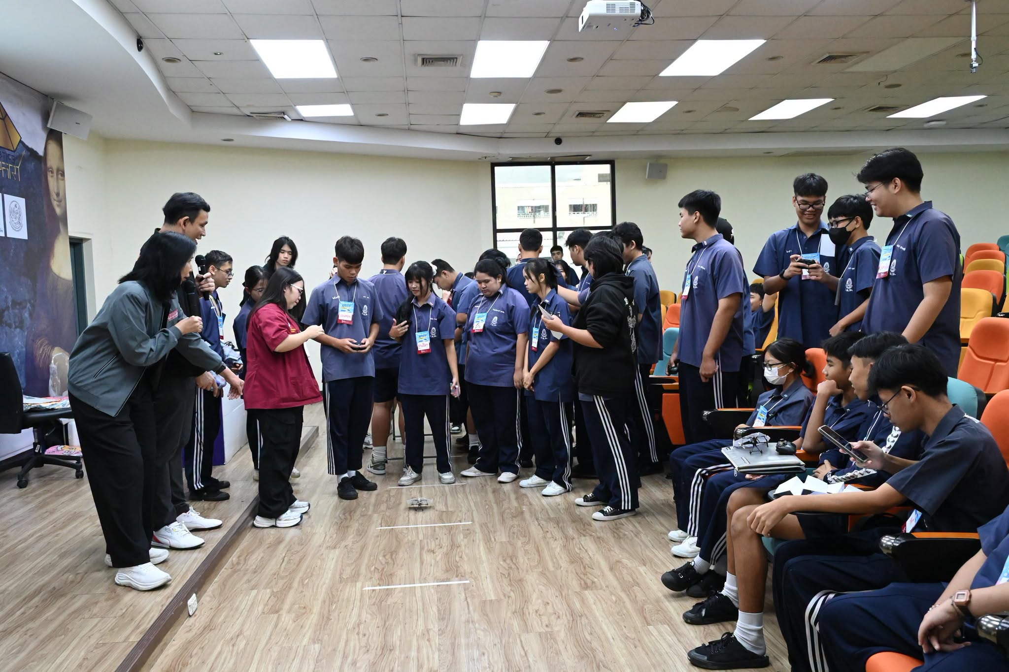 วิศวกรรมศาสตร์ UTCC จัด Campus Visit เปิดประสบการณ์นักเรียนราชวินิตมัธยม ผ่าน Workshop เครื่องบินกระดาษบังคับวิทยุ