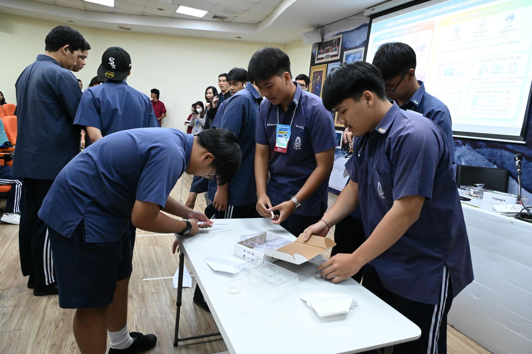 วิศวกรรมศาสตร์ UTCC จัด Campus Visit เปิดประสบการณ์นักเรียนราชวินิตมัธยม ผ่าน Workshop เครื่องบินกระดาษบังคับวิทยุ