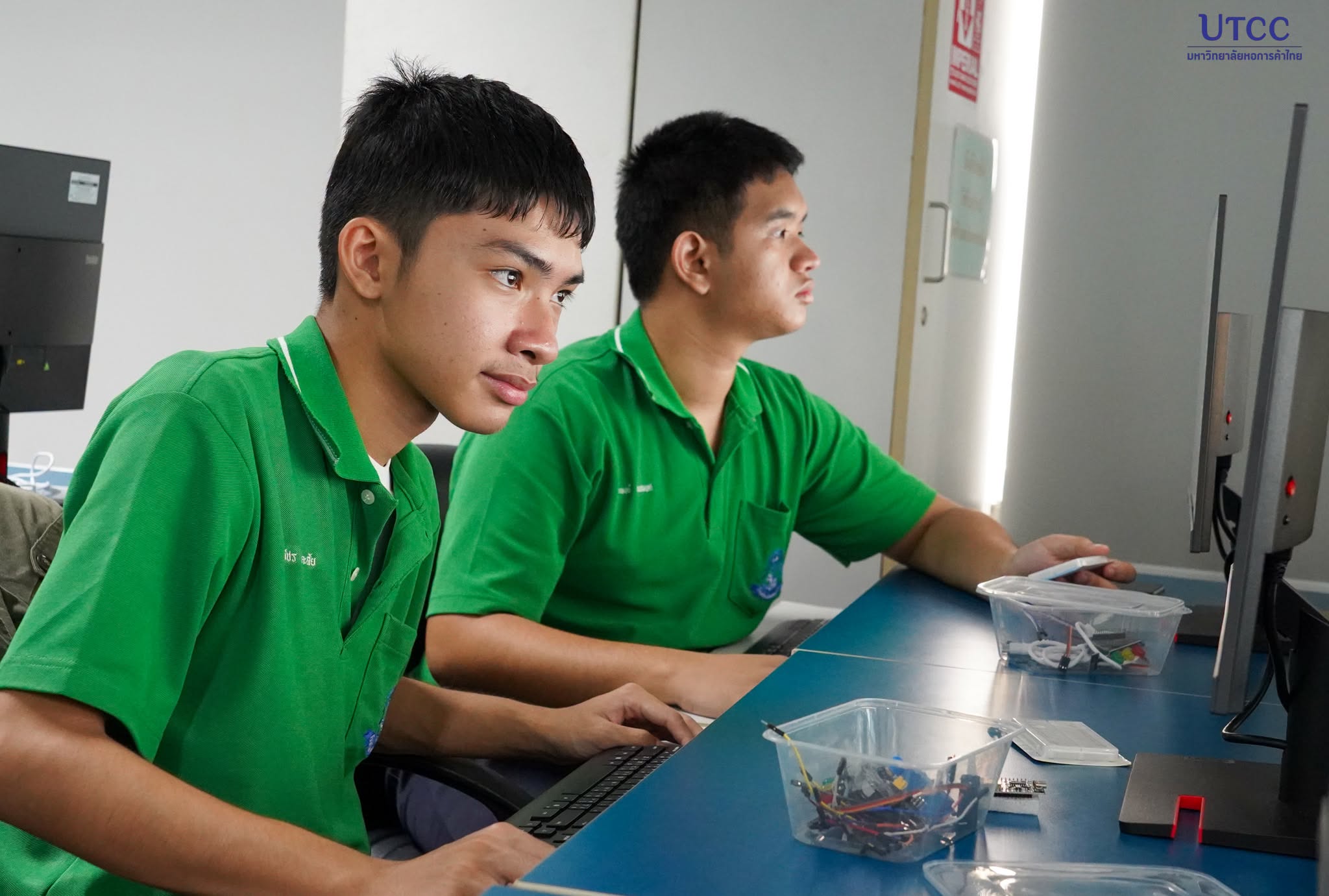 วิศวกรรมศาสตร์ UTCC จัด Workshop “เขียนโปรแกรม Arduino ควบคุมแขนกลด้วย ESP32” ให้นักเรียนโรงเรียนสิงห์สมุทร