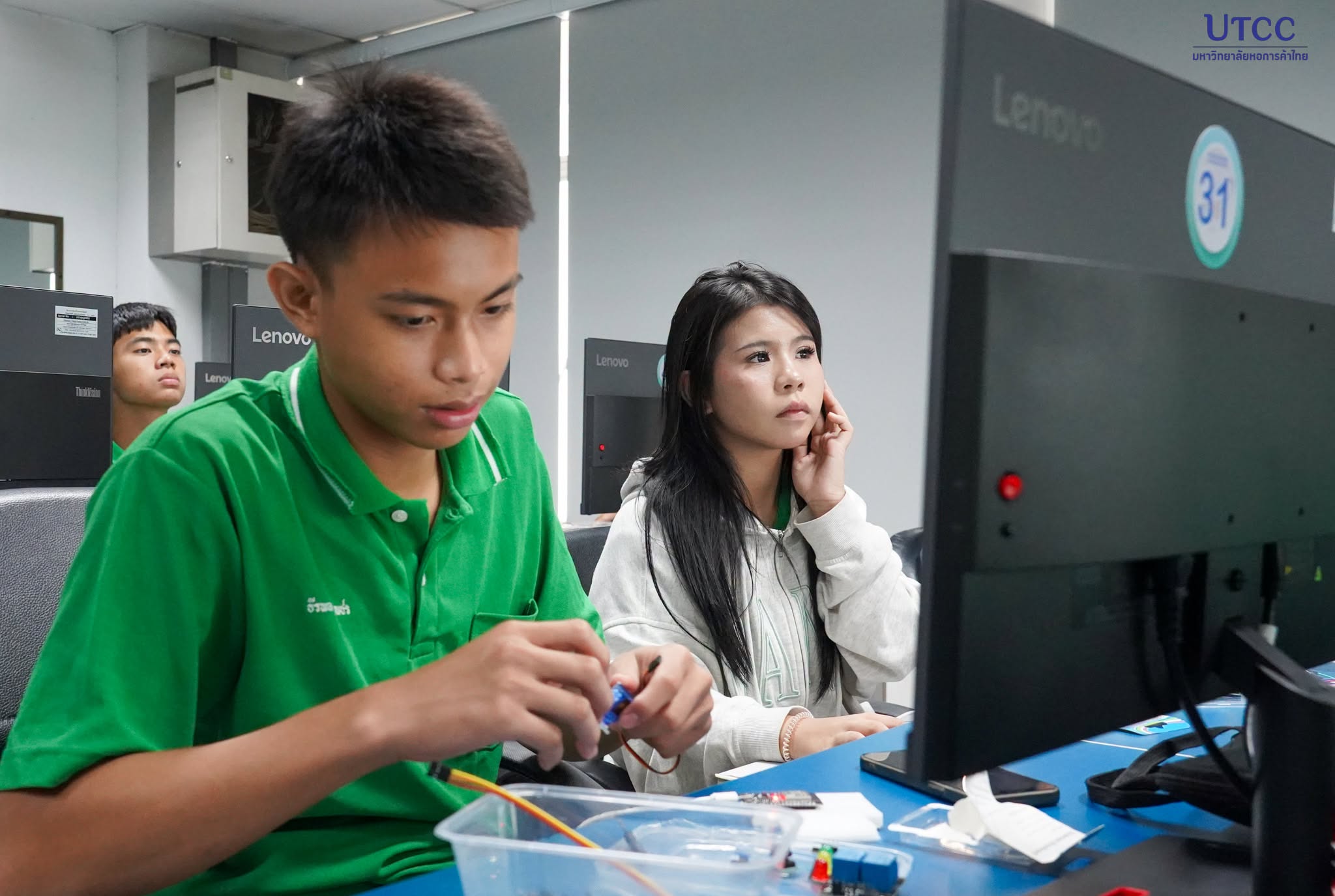 วิศวกรรมศาสตร์ UTCC จัด Workshop “เขียนโปรแกรม Arduino ควบคุมแขนกลด้วย ESP32” ให้นักเรียนโรงเรียนสิงห์สมุทร