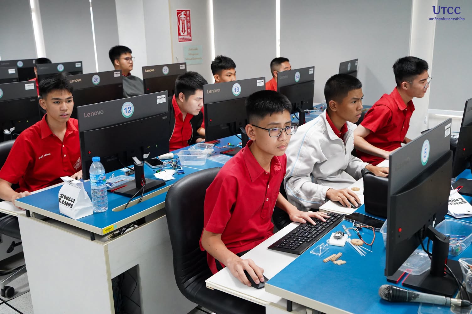 วิศวกรรมศาสตร์ UTCC เปิด Workshop Arduino–ESP32 ให้นักเรียนห้องเรียน AI สตรีวิทยา 2 ทดลองควบคุมแขนกล
