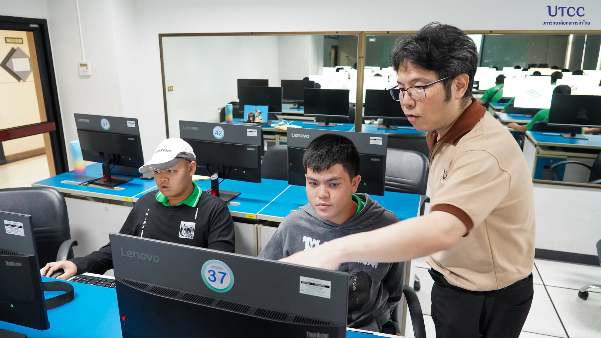 วิศวกรรมศาสตร์ UTCC จัด Workshop “เขียนโปรแกรม Arduino ควบคุมแขนกลด้วย ESP32” ให้นักเรียนโรงเรียนสิงห์สมุทร
