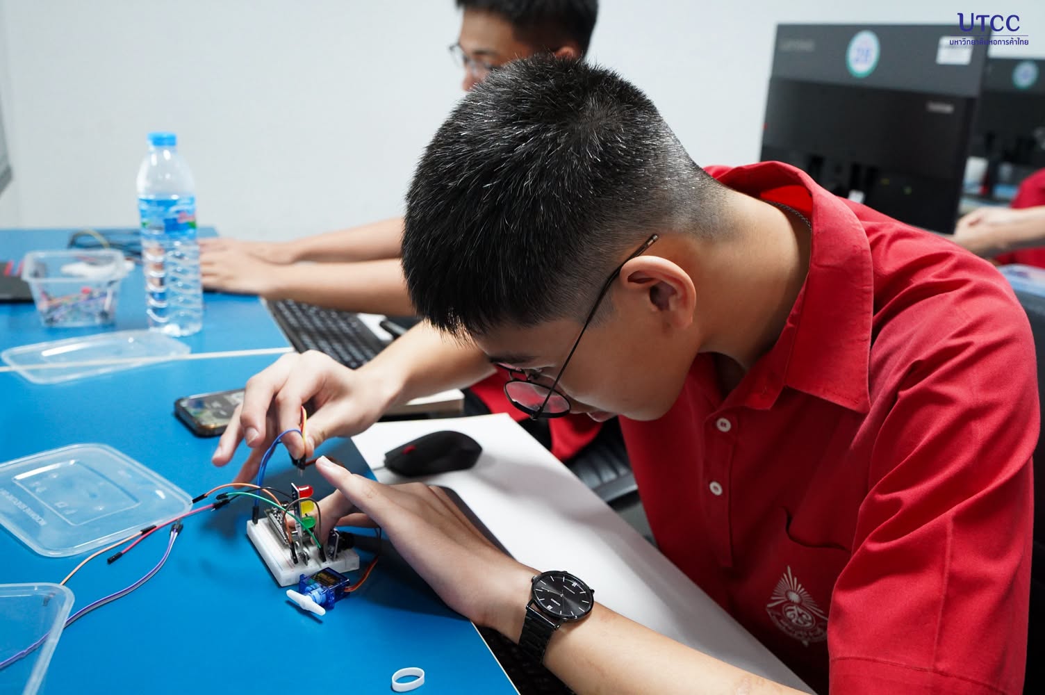 วิศวกรรมศาสตร์ UTCC เปิด Workshop Arduino–ESP32 ให้นักเรียนห้องเรียน AI สตรีวิทยา 2 ทดลองควบคุมแขนกล