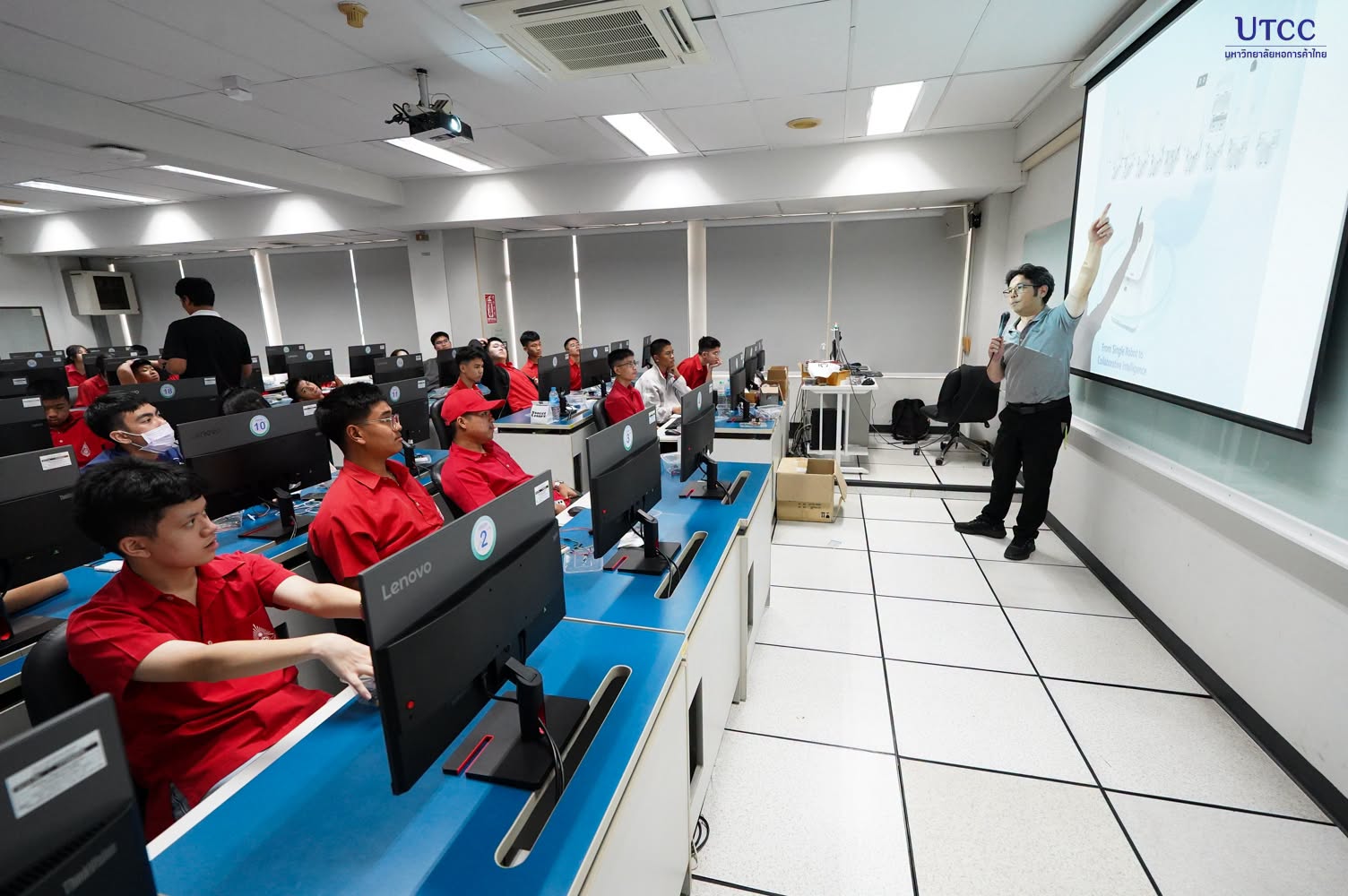 วิศวกรรมศาสตร์ UTCC เปิด Workshop Arduino–ESP32 ให้นักเรียนห้องเรียน AI สตรีวิทยา 2 ทดลองควบคุมแขนกล