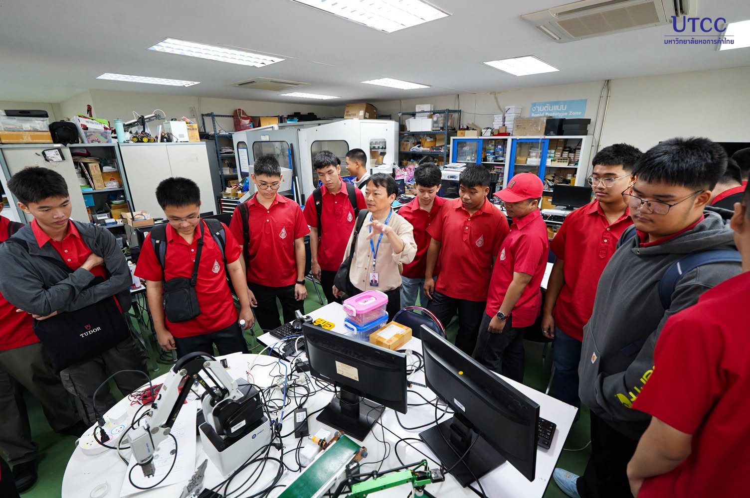 วิศวกรรมศาสตร์ UTCC เปิด Workshop Arduino–ESP32 ให้นักเรียนห้องเรียน AI สตรีวิทยา 2 ทดลองควบคุมแขนกล