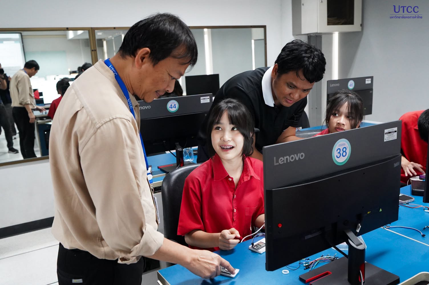 วิศวกรรมศาสตร์ UTCC เปิด Workshop Arduino–ESP32 ให้นักเรียนห้องเรียน AI สตรีวิทยา 2 ทดลองควบคุมแขนกล