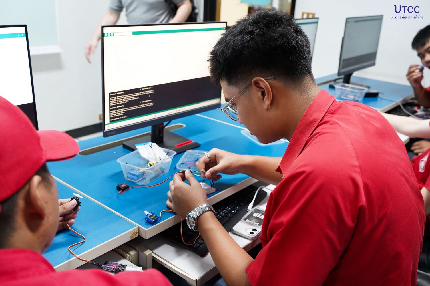 วิศวกรรมศาสตร์ UTCC เปิด Workshop Arduino–ESP32 ให้นักเรียนห้องเรียน AI สตรีวิทยา 2 ทดลองควบคุมแขนกล