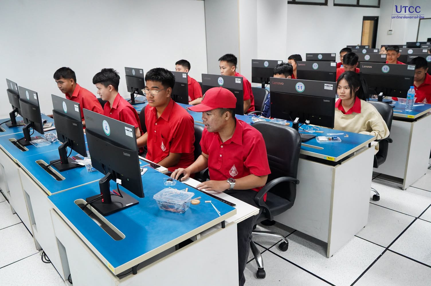 วิศวกรรมศาสตร์ UTCC เปิด Workshop Arduino–ESP32 ให้นักเรียนห้องเรียน AI สตรีวิทยา 2 ทดลองควบคุมแขนกล