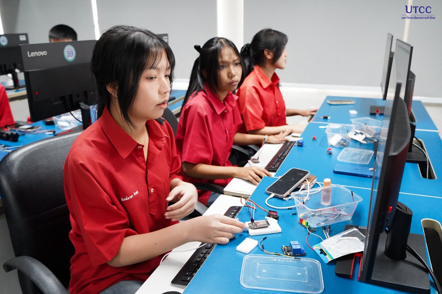 วิศวกรรมศาสตร์ UTCC เปิด Workshop Arduino–ESP32 ให้นักเรียนห้องเรียน AI สตรีวิทยา 2 ทดลองควบคุมแขนกล