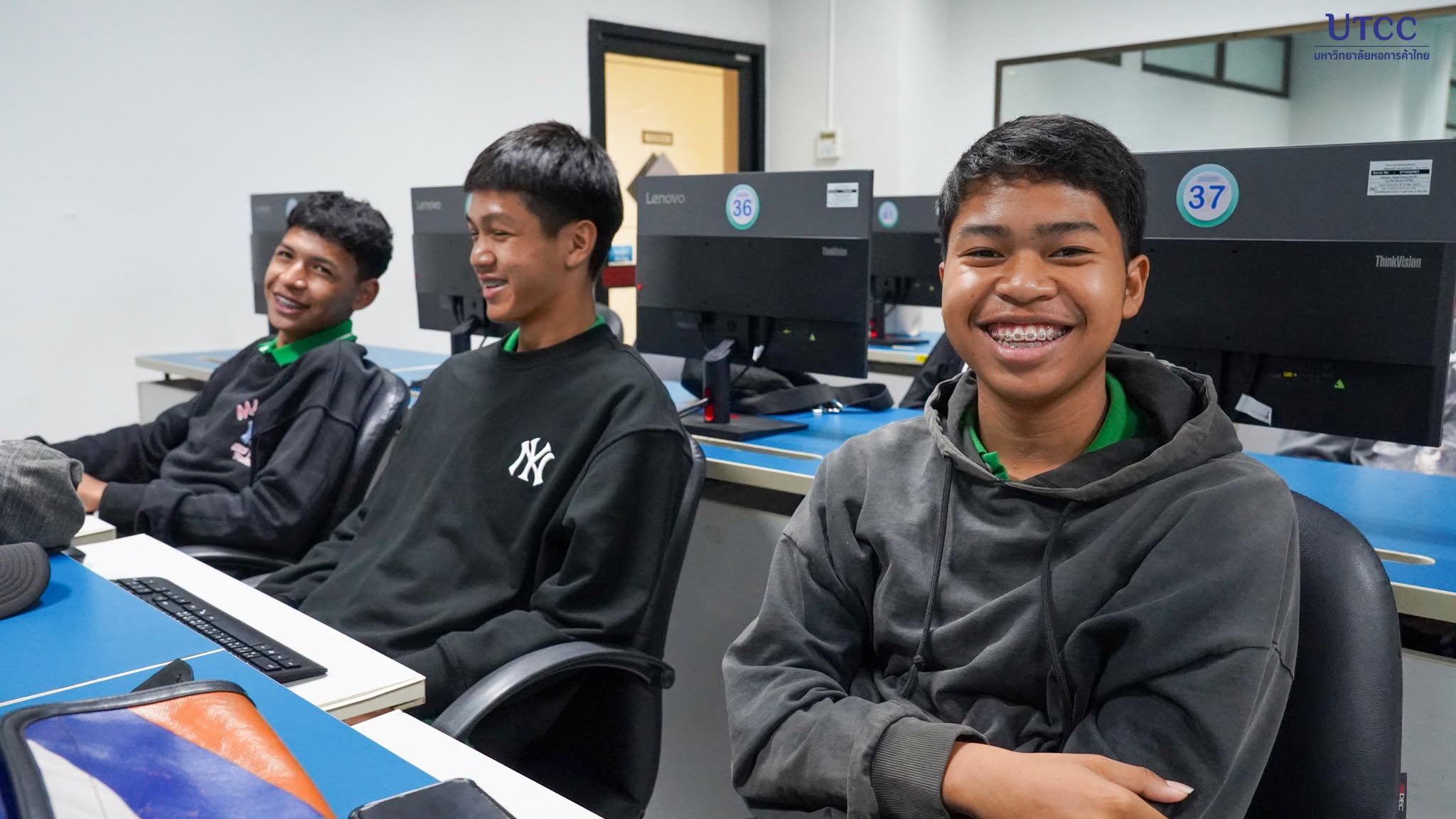 วิศวกรรมศาสตร์ UTCC จัด Workshop “เขียนโปรแกรม Arduino ควบคุมแขนกลด้วย ESP32” ให้นักเรียนโรงเรียนสิงห์สมุทร