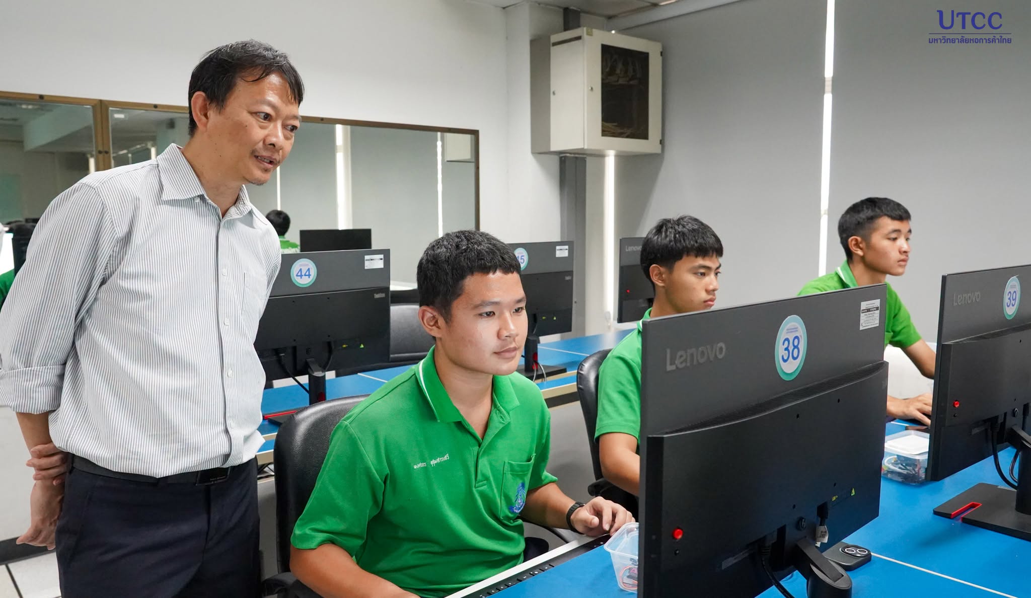วิศวกรรมศาสตร์ UTCC จัด Workshop “เขียนโปรแกรม Arduino ควบคุมแขนกลด้วย ESP32” ให้นักเรียนโรงเรียนสิงห์สมุทร