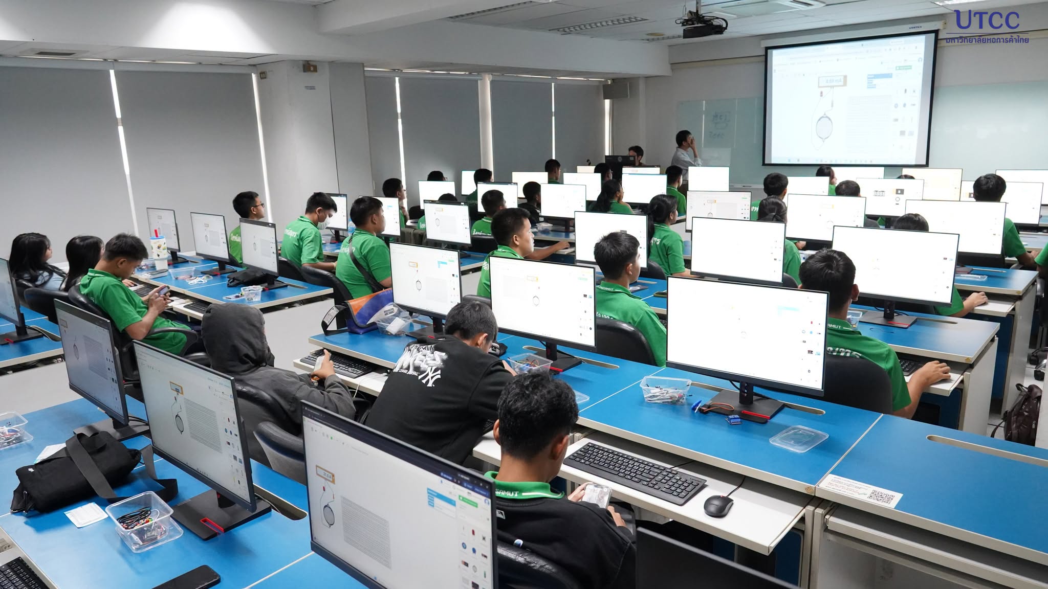 วิศวกรรมศาสตร์ UTCC จัด Workshop “เขียนโปรแกรม Arduino ควบคุมแขนกลด้วย ESP32” ให้นักเรียนโรงเรียนสิงห์สมุทร