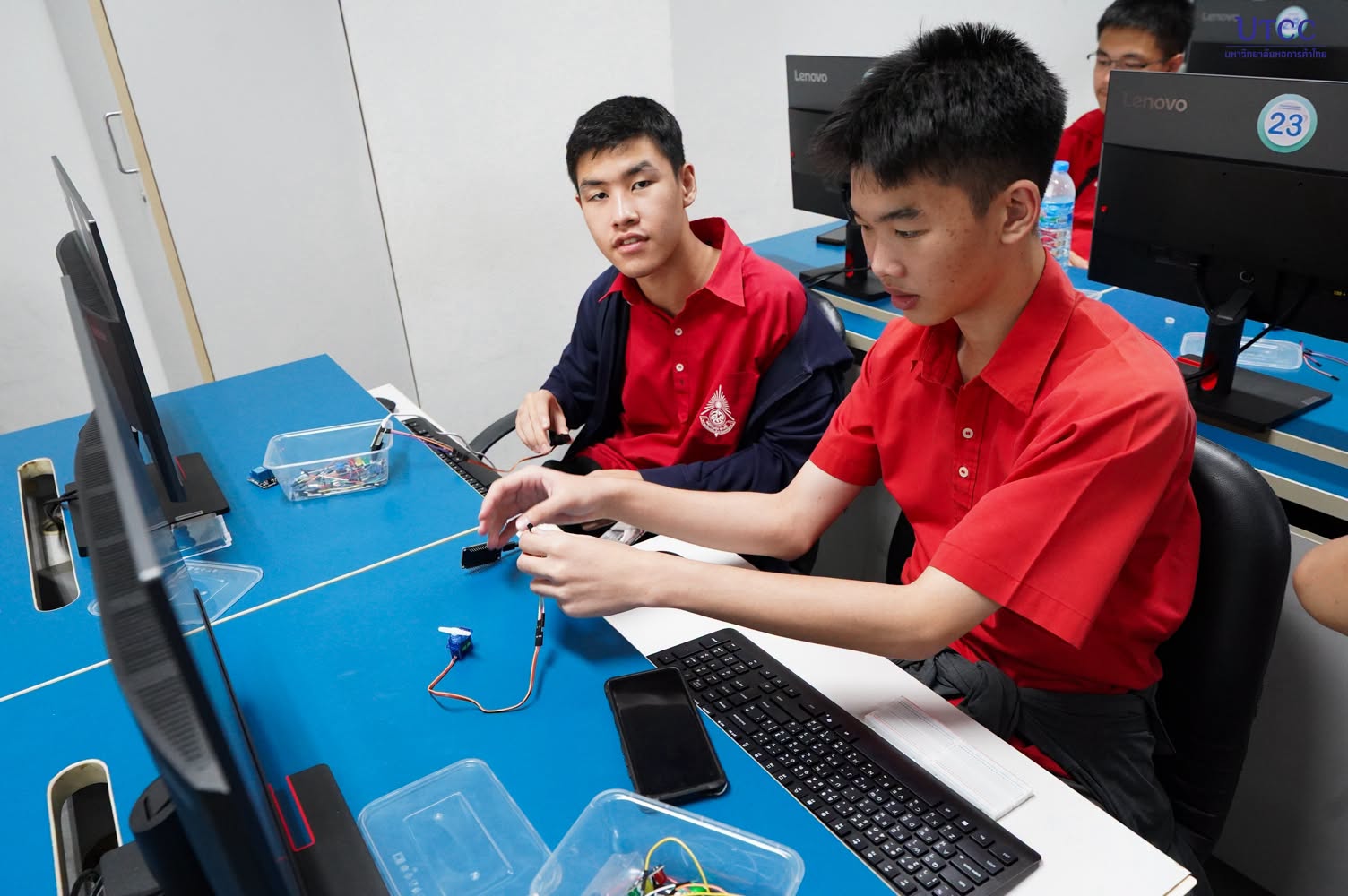 วิศวกรรมศาสตร์ UTCC เปิด Workshop Arduino–ESP32 ให้นักเรียนห้องเรียน AI สตรีวิทยา 2 ทดลองควบคุมแขนกล