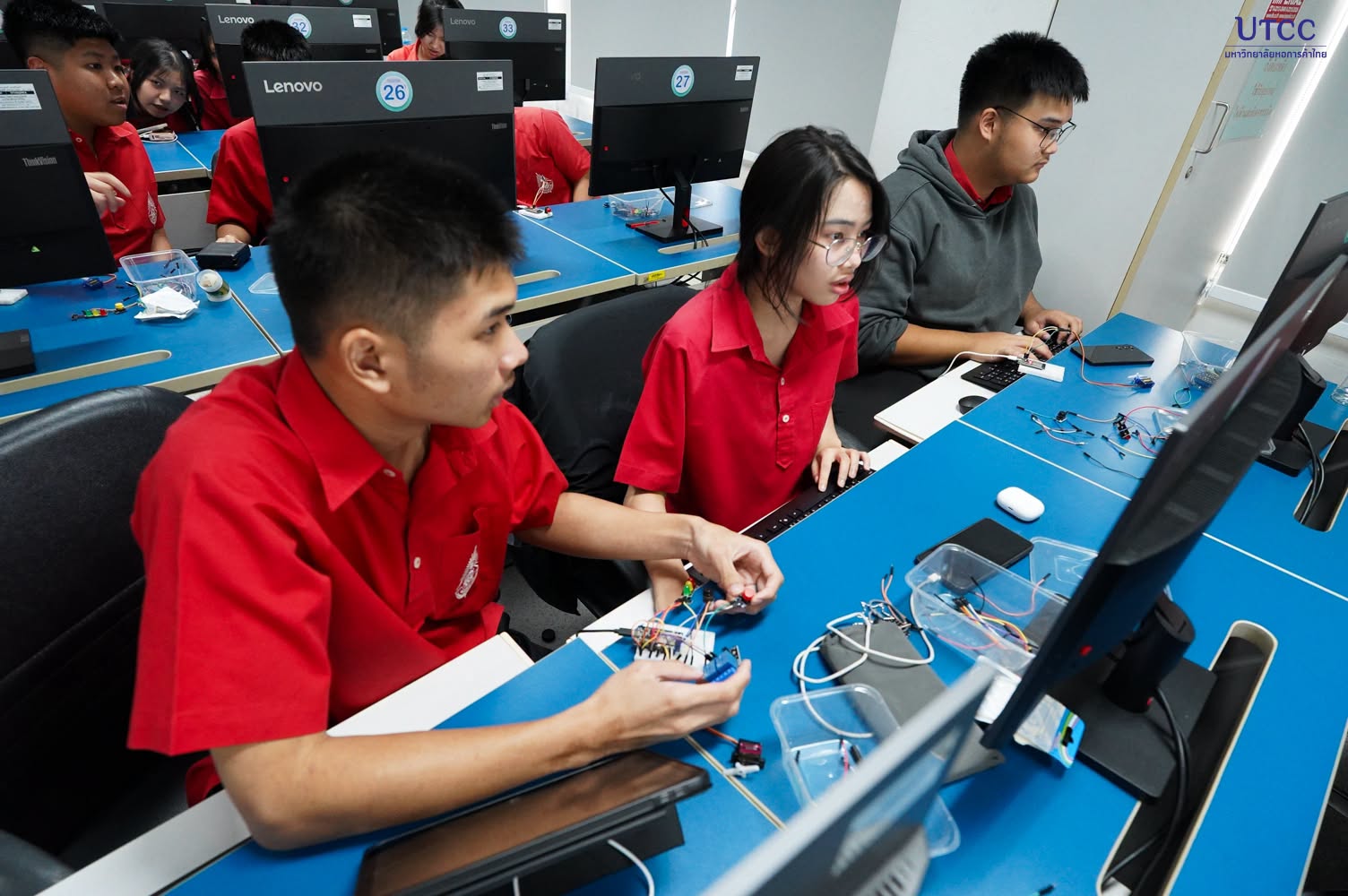 วิศวกรรมศาสตร์ UTCC เปิด Workshop Arduino–ESP32 ให้นักเรียนห้องเรียน AI สตรีวิทยา 2 ทดลองควบคุมแขนกล