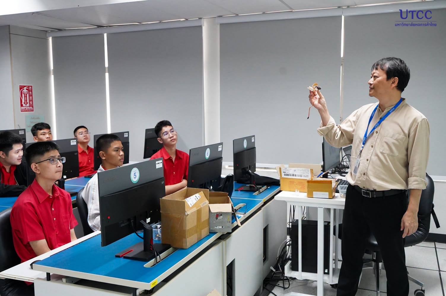 วิศวกรรมศาสตร์ UTCC เปิด Workshop Arduino–ESP32 ให้นักเรียนห้องเรียน AI สตรีวิทยา 2 ทดลองควบคุมแขนกล