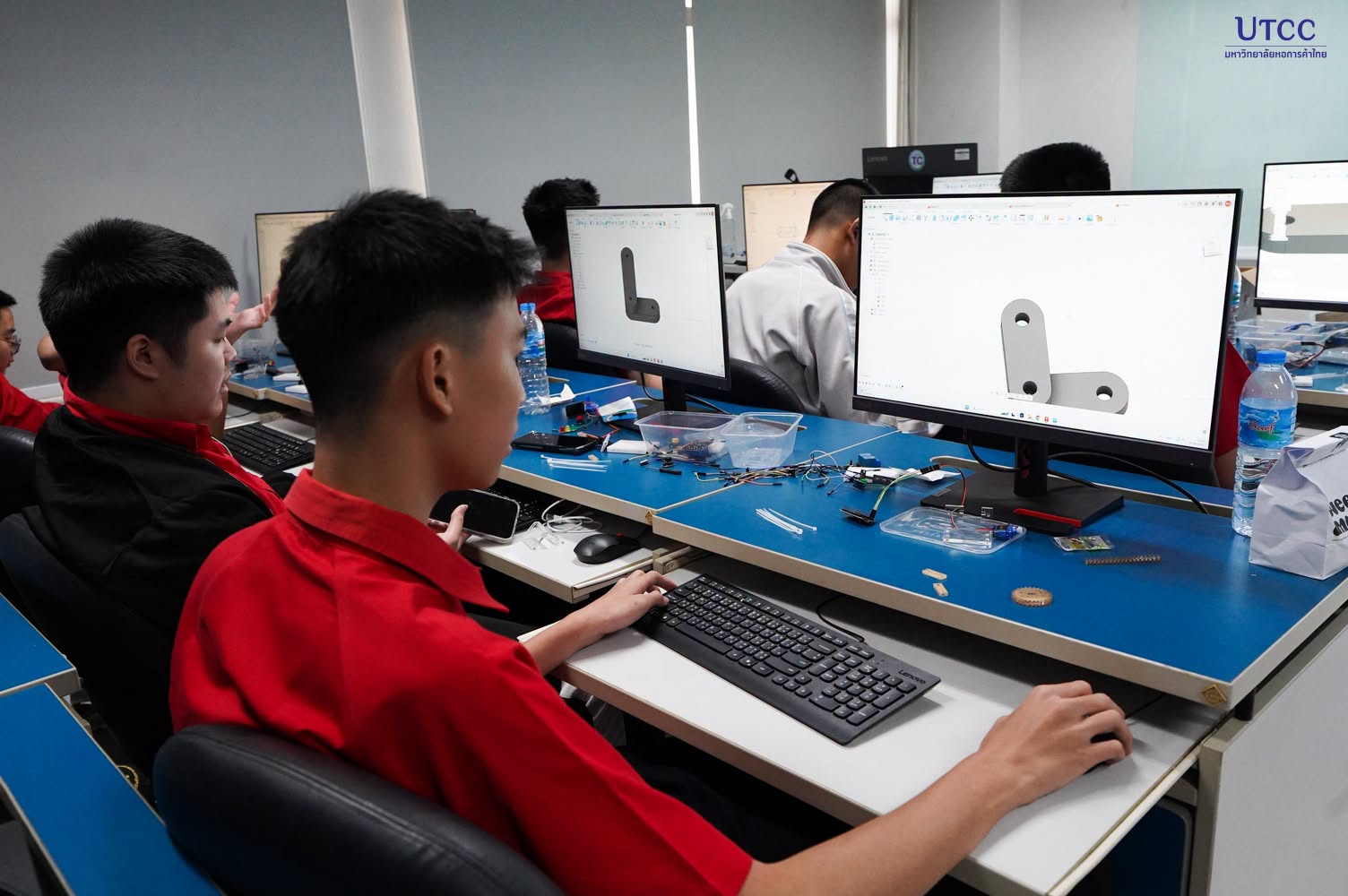 วิศวกรรมศาสตร์ UTCC เปิด Workshop Arduino–ESP32 ให้นักเรียนห้องเรียน AI สตรีวิทยา 2 ทดลองควบคุมแขนกล