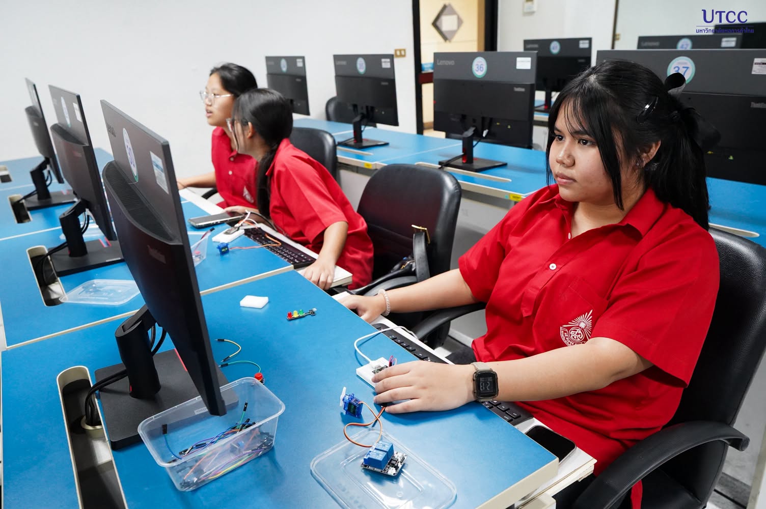 วิศวกรรมศาสตร์ UTCC เปิด Workshop Arduino–ESP32 ให้นักเรียนห้องเรียน AI สตรีวิทยา 2 ทดลองควบคุมแขนกล