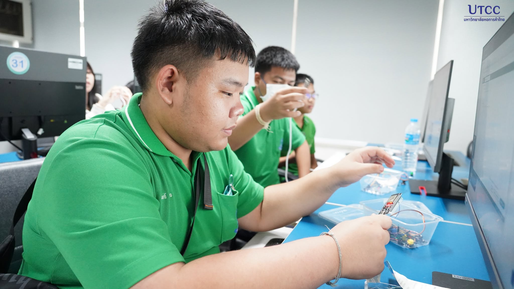 วิศวกรรมศาสตร์ UTCC จัด Workshop “เขียนโปรแกรม Arduino ควบคุมแขนกลด้วย ESP32” ให้นักเรียนโรงเรียนสิงห์สมุทร