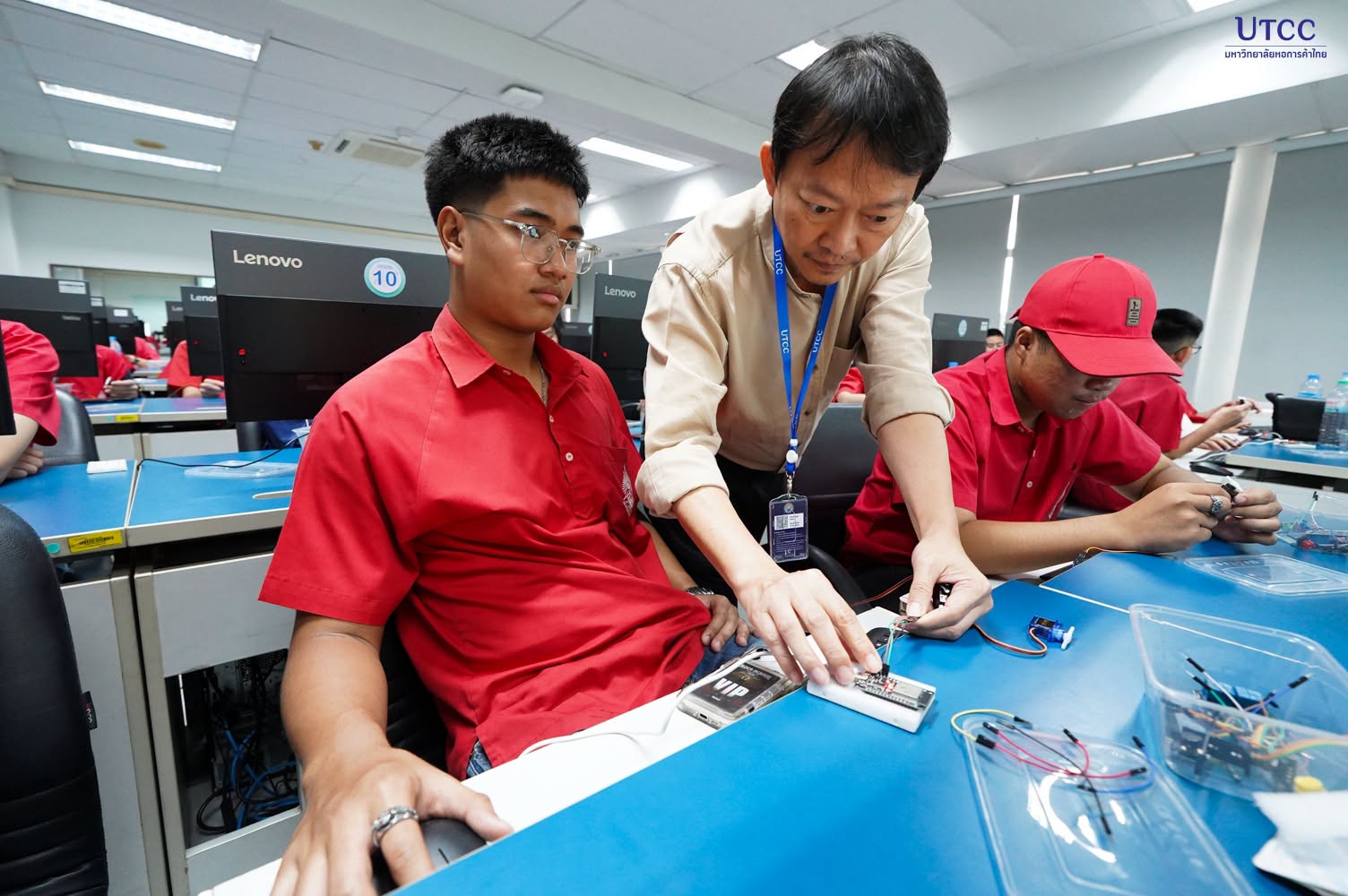 วิศวกรรมศาสตร์ UTCC เปิด Workshop Arduino–ESP32 ให้นักเรียนห้องเรียน AI สตรีวิทยา 2 ทดลองควบคุมแขนกล
