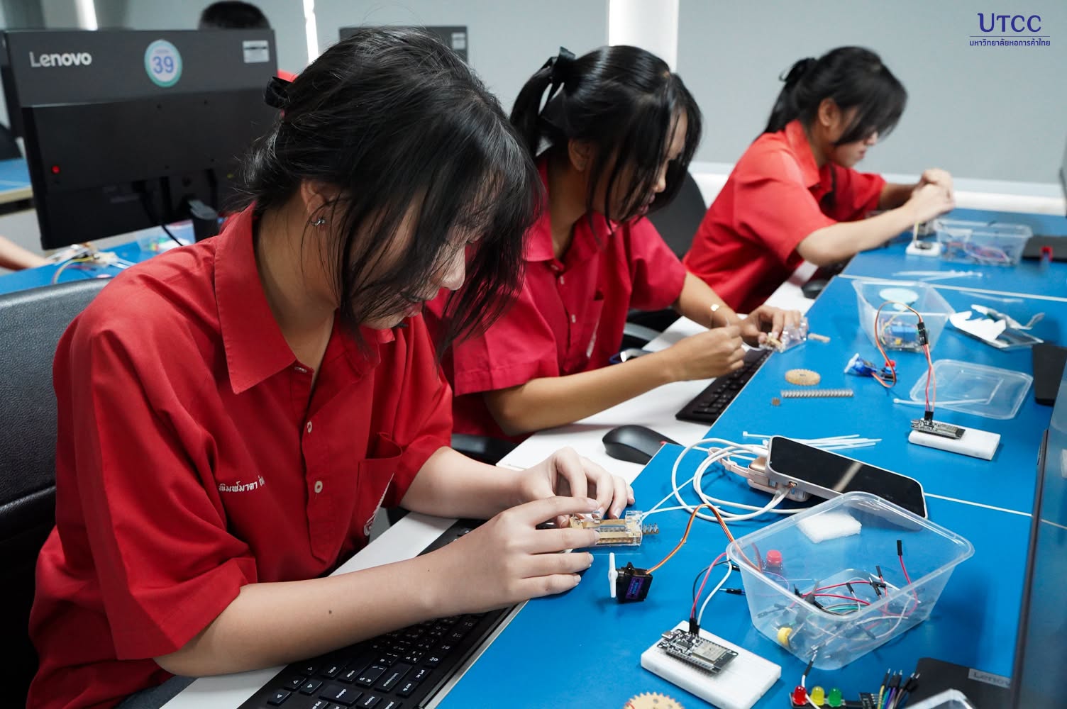 วิศวกรรมศาสตร์ UTCC เปิด Workshop Arduino–ESP32 ให้นักเรียนห้องเรียน AI สตรีวิทยา 2 ทดลองควบคุมแขนกล